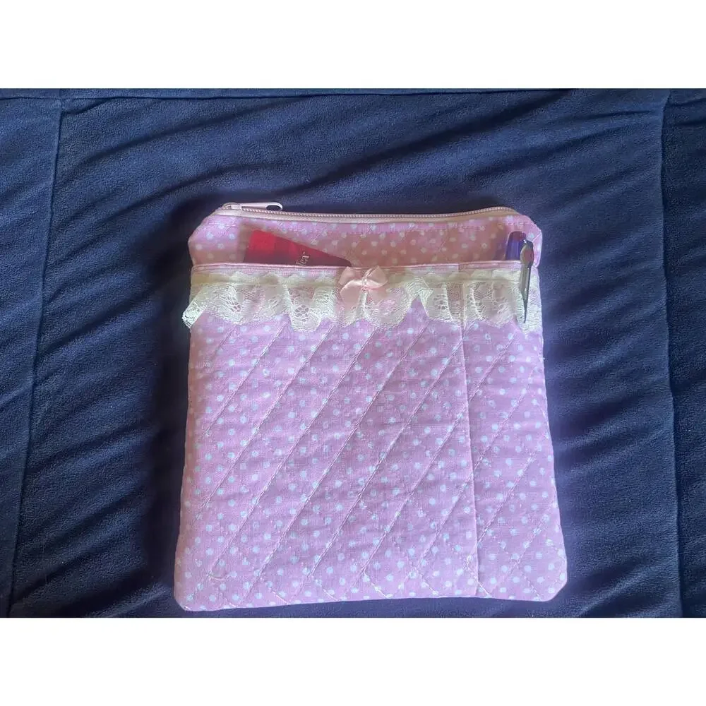 NWOT Handmade Quilted, Bow Kindle Sleeve, Lace Trimmed Front Pocket, Top Zipper